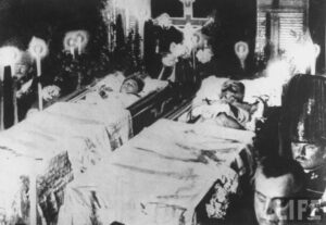 葬儀で並べられたフランツ大公とゾフィーの遺体。 