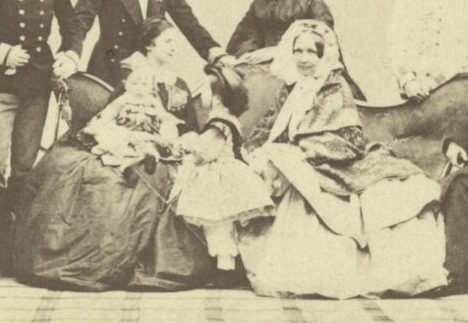 1861年撮影のオーストリア皇帝一家、ゾフィー大公妃は中央に座っている